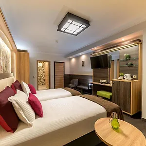 Hotel Zoo - Secured Paid Parking